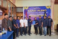 Ketua DPD Partai NasDem Aceh Barat, Said Muzhar saat menyerahkan hasil rekomendasi kepada Wakil Ketua DPW Partai NasDem Aceh, Nurchalis.