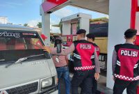 Personel Samapta Polres Aceh Barat mengecek pom bensin di Kota Meulaboh (Foto: Humas Polres Aceh Barat)