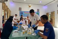 Petugas BNNP Aceh mengambil sampel urine ASN Kankemenag Aceh Barat (Foto: Humas Kankemenag Aceh Barat)