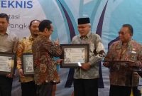Kepala BPKSDM Aceh Barat, Nyak Na saat menerima penghargaan di Banda Aceh (Foto: Dok Diskominsa Aceh Barat).