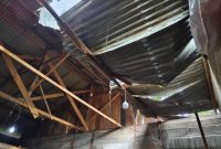 Rumah warga yang rusak tertimpa pohon di Gampong Kuala Manyeu, Kecamatan Panton Reu, Kabupaten Aceh Barat, (Ist).