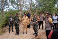 Tim Wasev Mabes TNI AD saat meninjau Jalan Terobos yang dibangun Satgas TMMD Kodim 0105 Aceh Barat.