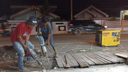 Perbaikan Drenase Jalan Manek Roo