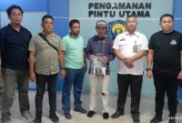Polisi menahan pria yang ketahuan akan menyeludupkan ganja ke dalam Rutan Tanjung Gusta, Medan (Ist)