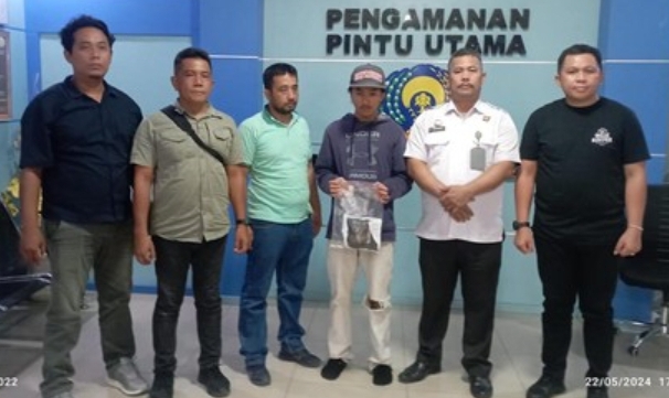 Polisi menahan pria yang ketahuan akan menyeludupkan ganja ke dalam Rutan Tanjung Gusta, Medan (Ist)