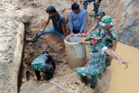 Satgas TMMD Aceh Barat bersama warga saat membuat gorong-gorong di Desa Kuala Manyeu, (Ist).