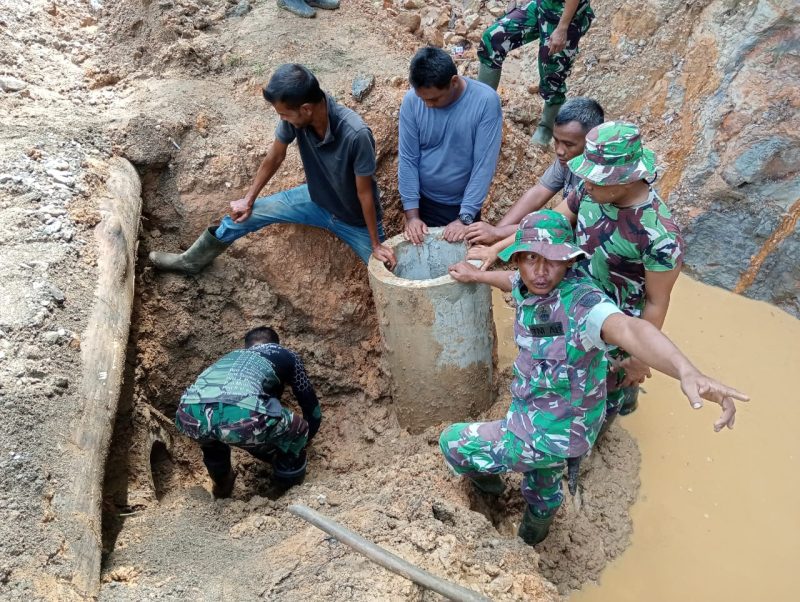 Satgas TMMD Aceh Barat bersama warga saat membuat gorong-gorong di Desa Kuala Manyeu, (Ist).
