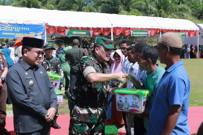Pangdam Iskandar Muda, Mayjen TNI Niko Fahrizal saat menyerahkan bantuan kepada warga.