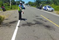 Polantas Aceh Barat saat di lokasi kecelakaan, (Ist)