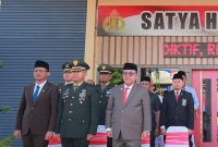 Pj Bupati Aceh Barat Mahdi Efendi (tampak depan kiri ke kanan, posisi kursi ke dua) saat mengikuti upacara HUT Bhayangkara ke 78 di Mapolres Aceh Barat/ Foto: Diskominsa.
