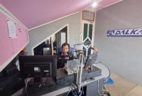 Direktur Utama Radio Dalka FM Meulaboh, Dian Rudialsyah saat mengoperasikan perangkat penyiaran, (Foto: Dok. Dalka FM).