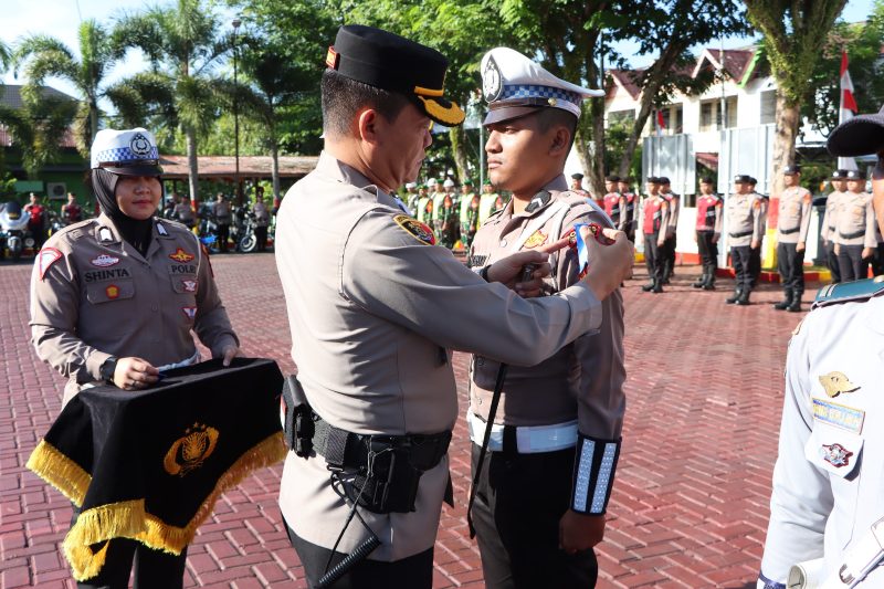 Kapolres Aceh Barat, AKBP Andi Kirana SIK saat menyematkan pita operasi kepada petugas, (Ist).