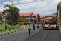 Pekerja dan sejumlah alat berat sedang pengaspalan Komplek Kantor Bupati Aceh Barat, Rabu (25/9/2024). Foto : ARIFFAHMI
