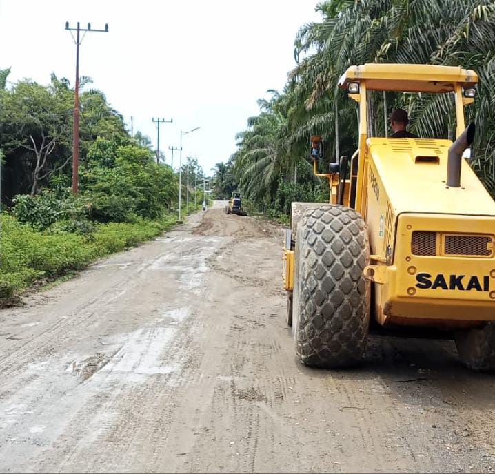 PUPR Kabupaten Aceh Barat mulai melakukan peningkatan bertahap jalan penghubung Desa Marek dan Pasi Jambu, di Kecamatan Kaway XVI.