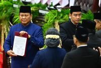 Presiden Prabowo Subianto (kanan) dengan disaksikan Presiden keenam RI Joko Widodo (kiri) mengucapkan sumpah jabatan dalam sidang paripurna MPR dengan agenda pelantikan Presiden dan Wakil Presiden Republik Indonesia masa bakti 2024-2029 di Gedung Nusantara, Kompleks Parlemen, Senayan, Jakarta, Minggu (20/10).