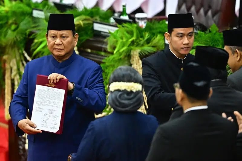 Presiden Prabowo Subianto (kanan) dengan disaksikan Presiden keenam RI Joko Widodo (kiri) mengucapkan sumpah jabatan dalam sidang paripurna MPR dengan agenda pelantikan Presiden dan Wakil Presiden Republik Indonesia masa bakti 2024-2029 di Gedung Nusantara, Kompleks Parlemen, Senayan, Jakarta, Minggu (20/10).