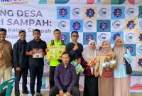 Mahasiswa Magister (S2) Sosiologi dan Mahasisa S1 Ilmu Admistrasi Negara Universitas Teuku Umar foto bersama usai melaksanakan kegiatan pengabdian masyarakat di Gampong Drien Rampak