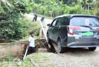 Satu unit mobil pribadi terperosok dalam Abutmen Jembatan yang rusak akibat diterjang banjir bebera tahun lalu di Dusun Kubu Gampong Sibintang Kec. Panton Reu Kab. Aceh Barat (19/10/2024) Foto : Istimewa