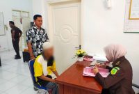 Foto Dok. Polres Aceh Barat Menyerahkan Tersangka Kasus Pelecehan Seksual Anak Dibawah Umur