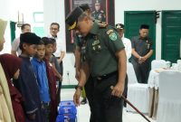 Komandan Korem (Danrem) 012TU Kolonel Inf Benny Rahadian, S.E., M.Han sedang menyerahkan santunan bagi anak-anak yatim pada saat melaksanakan kunjungan kerja ke Kodim 0114/Aceh Jaya, Rabu (16/10/2024) Photo By : Doc Penrem 012/TU