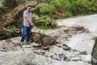 Muhammad Idrus (48) alias Mukim Idrus memperlihatkan Jalan penghubung antar desa di kecamatan Pante Ceureumen Ambruk di Jalr Gunung Canggai, Rabu, 16 Oktobber 2024 Photo By : ARIFFAHMI
