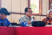Pj Bupati Aceh Barat, Azwardi, AP, M.Si saat ngopi pagi bersama sejumlah wartawan di salah satu caffe Gampong Ujong Kalak, Kec. Johan Pahlawan (17/10/2024) Foto : ARIFFAHMI