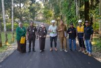 Pemerintah Kabupaten Aceh Barat melalui Dinas Pekerjaan Umum dan Penataan Ruang (PUPR) setempat telah merampungkan pengaspalan ruas jalan Kuala Bhee-Pasi Lunak sepanjang 1,6 Kilometer di Kecamatan Woyla Kabupaten setempat. Foto istimewa 