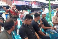 Abdul Manaf (Keuchik Alex) menyuarakan aspirasi para pedagang kepada Calon Bupati ACeh Barat Tarmizi - Said saat sesi tanya jawab di Pasar Pagi Meulaboh (15/11/2024) Photo : ARIFFAHMI