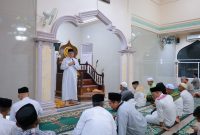 Penjabat (Pj) Bupati Aceh Barat, Azwardi, AP, MSi, mengadakan Safari Subuh di Masjid At-Taqwa, Gampong Keude Aron, Kecamatan Kaway XVI.Foto lst 