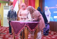 Bunda PAUD Aceh, Ny. Hj. Safriyati Safrizal, SSi, MSii, mengukuhkan Bunda PAUD Kabupaten Aceh Barat, Nagan Raya, dan Aceh Tenggara pada acara yang digelar di Pendopo Gubernur Aceh.foto istimewa 