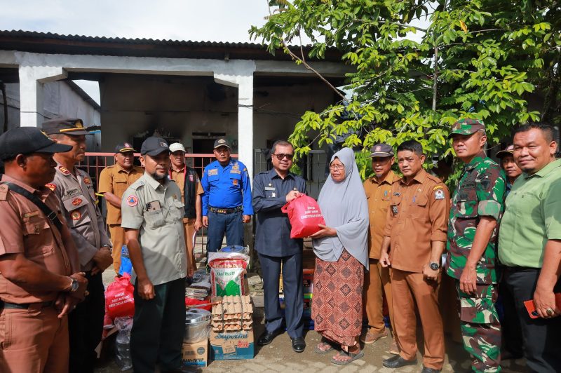 Penjabat (Pj) Bupati Aceh Barat, Azwardi, AP, MSi, menyerahkan bantuan. Foto Ist 