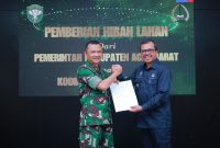 (Pemkab) Aceh Barat menyerahkan hibah lahan kepada Komando Distrik Militer (Kodim) 0105 Aceh Barat. Foto istimewa