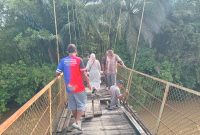 (PUPR) Aceh Barat segera melakukan survey dan pengecekan atas kondisi jembatan gantung penghubung Gampong Tungkop-Drien Sibak Kecamatan Sungai Mas. Foto Ist 