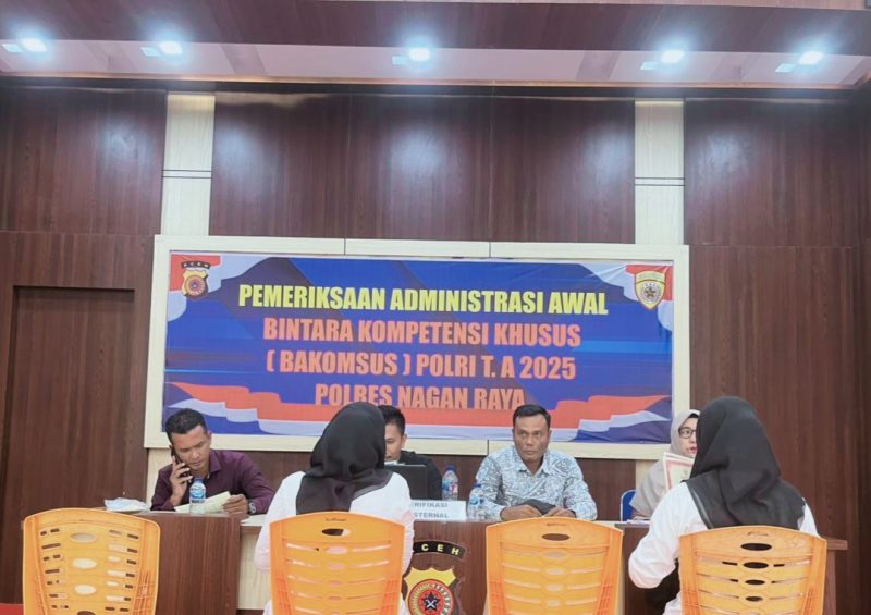 Polres Nagan Raya melaksanakan pemeriksaan administrasi awal untuk penerimaan anggota Bakomsus Polri. Foto Ist 