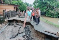 Pj. Bupati Aceh Jaya, Dr. A. Murtala, M.Si., melakukan peninjauan langsung terhadap kerusakan jalan lintas. Foto Ist 