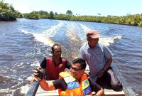 Suandi (50) Ketua Team Task Force Percepatan Ekowisata Nipah Aceh Barat bersama jurnalis saat menjelajah Pulau Sada di Gampong Suak Timah, Samatiga (2/11/2024) Foto : ARIFFAHMI