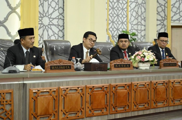 Dewan Perwakilan Rakyat Kota (DPRK) Banda Aceh, menggelar rapat Paripurna dengan agenda Penyampaian Penjelasan dan Penyerahan Rancangan Qanun (Raqan) APBK Banda Aceh Tahun Anggaran.foto ist
