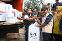 Pj Bupati Aceh Besar Muhammad Iswanto, S.STP MM pimpin apel bersama dalam acara pelepasan logostik Pilkada Aceh di Pelabuhan Ulee Lheue, Banda Aceh, Minggu (24/11/2024). FOTO/ MC ACEH B