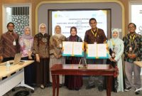 Rumah Amal Masjid Jamik Universitas Syiah Kuala (USK) resmi menjalin kerja sama strategis dengan Bank Syariah Indonesia (BSI) untuk memperkuat program sosial berbasis syariah. Foto 
