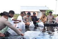 Polres Bireuen menyerahkan 3.000 bibit ikan nila kepada masyarakat. Foto Ist