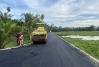 Pengaspalan ruas jalan di gampong Cot Trueng-Perumahan Sosial sepanjang 1.6 km di Kecamatan Kaway XVI kabupaten Aceh Barat. | Foto: ist