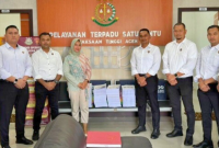 Penyidik Subdit Tipidkor Ditreskrimsus Polda Aceh kembali menyerahkan empat berkas tersangka atau tahap I kasus korupsi pengadaan tempat cuci tangan atau wastafel pada SMA, SMK, dan SLB di seluruh Aceh ke Kejaksaan Tinggi (Kejati) Aceh, Senin, 2 Desember 2024. Foto: Humaspoldaaceh.