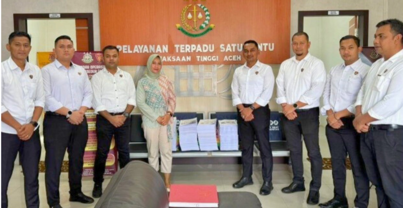 Penyidik Subdit Tipidkor Ditreskrimsus Polda Aceh kembali menyerahkan empat berkas tersangka atau tahap I kasus korupsi pengadaan tempat cuci tangan atau wastafel pada SMA, SMK, dan SLB di seluruh Aceh ke Kejaksaan Tinggi (Kejati) Aceh, Senin, 2 Desember 2024. Foto: Humaspoldaaceh.