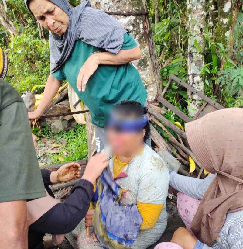 Salah seorang warga jatuh ke sungai saat melintasi jembatan darurat di Gampong Babah Suak Kecamatan Beutong Ateuh | foto:ist