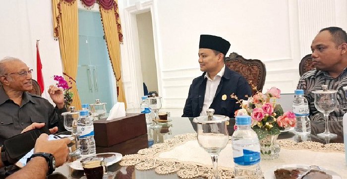 Paduka Yang mulia Wali Nanggroe Aceh, Tgk Malik Mahmud dan Wakil Ketua Komisi Informasi Pusat, Arya Sandiyudha melakukan pertemuan silaturahmi