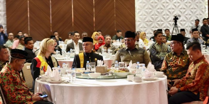 Pejabat Gubernur Aceh, Dr. H. Safrizal ZA., M.Si., bersama Plt. Sekda, Muhammad Diwarsyah, menghadiri acara Pemberian Gelar Kehormatan Wali Nanggroe Aceh Tahun 2024 di Hotel Ayani, Banda Aceh