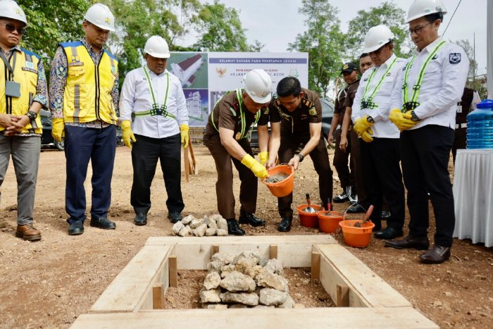 Pelaksana Tugas (Plt) Sekda Aceh, Muhammad Diwarsyah, bersama Kepala Kejaksaan Tinggi (Kajati) Aceh, Joko Purwanto. Foto acprov 