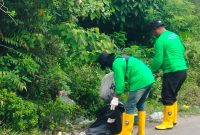 Petugas Membersihkan Sampah Plastik di Seputaran Jalan Alpen- UTU, PT Mifa Bersaudara Terapkan Program KEBLING | Foto:ist
