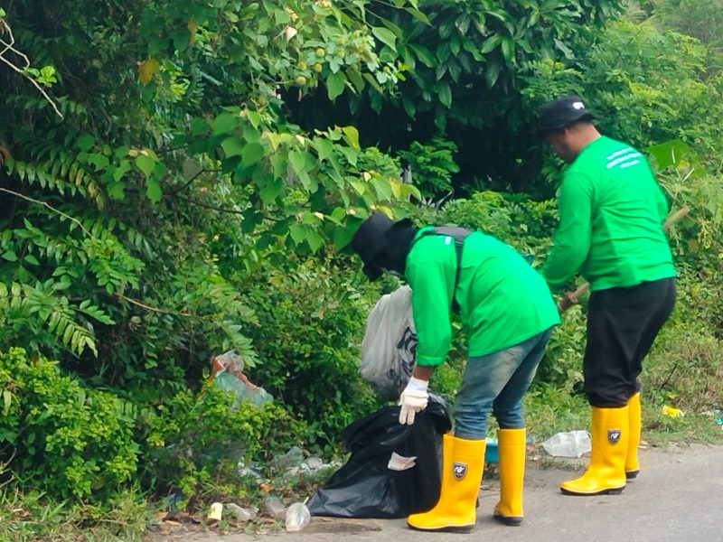 Petugas Membersihkan Sampah Plastik di Seputaran Jalan Alpen- UTU, PT Mifa Bersaudara Terapkan Program KEBLING | Foto:ist