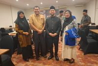 Foto : Juru bicara Tim Pemenangan Bupati dan Wakil Bupati Aceh Barat terpilih (TIMPENTARSA), Said Mardha Abbas, ST. M. Si., Pose Bersama Wakil Bupati Aceh Barat Usai Rapat Pleno Foto : Dok: DS/Meuligoe Berita.Aceh Barat 2025.